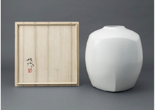 白瓷面取壷 White porcelain faceted jar by Akihiro Maeta on artnet